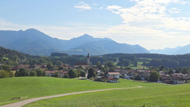 Vachendorf - Familienfreundliche sonnige Haushälfte mit ca. 600m² Grund - 3 Gehmin. zu Schule & KiGa